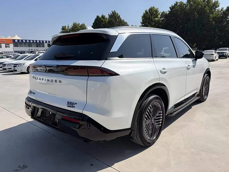 Nissan Pathfinder — фото 6