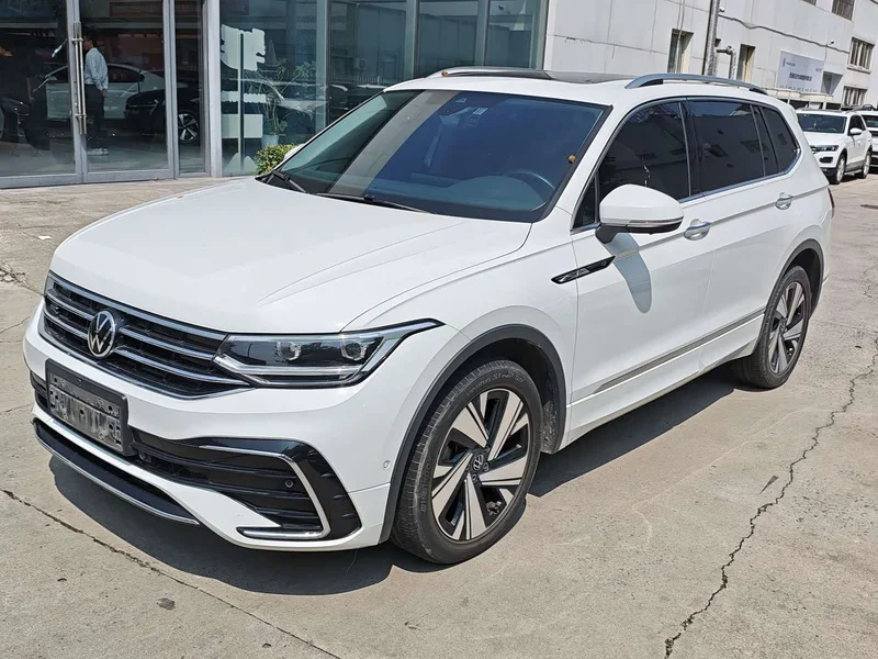 Volkswagen Tiguan L — фото 1