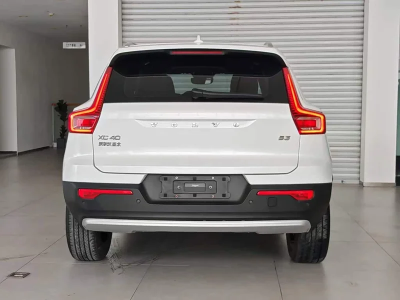 Volvo XC40 — фото 12