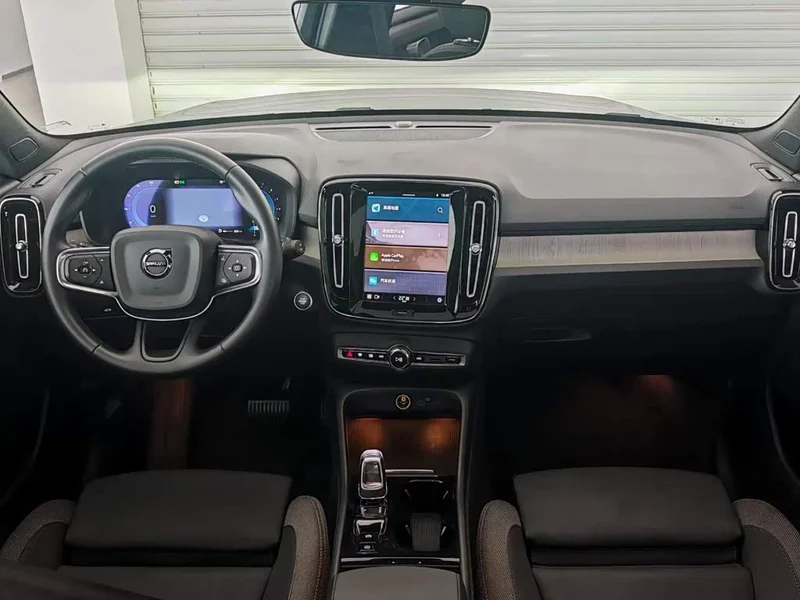 Volvo XC40 — фото 16