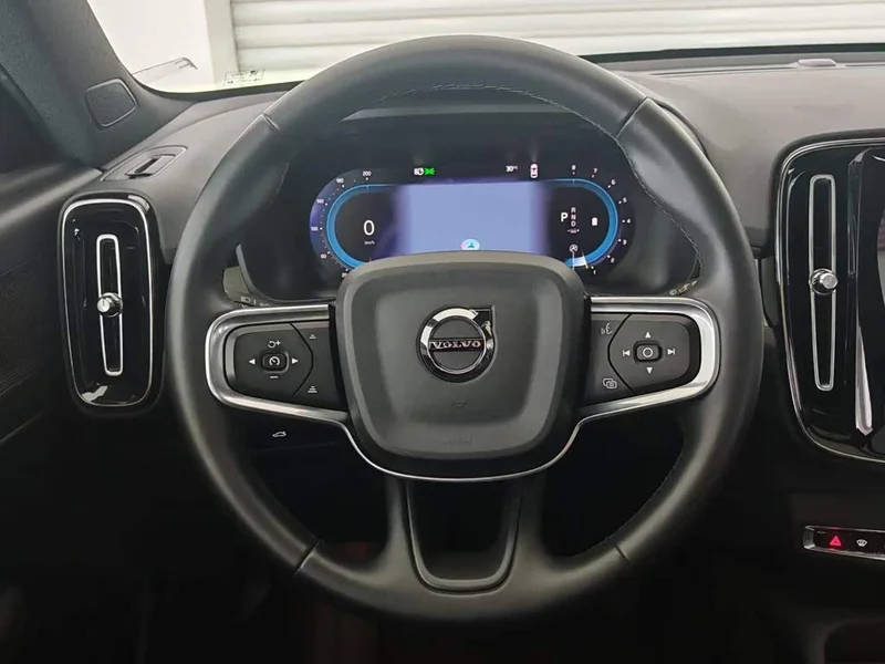 Volvo XC40 — фото 17