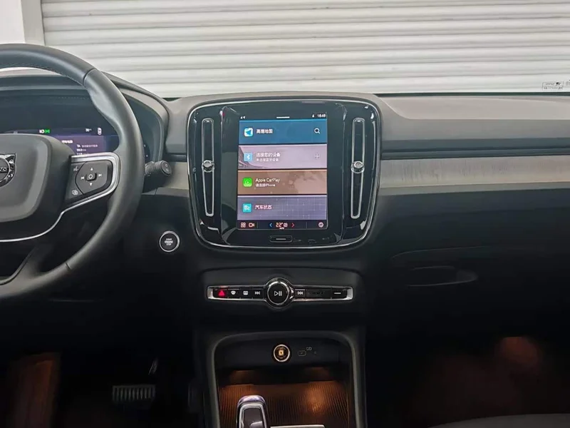 Volvo XC40 — фото 19