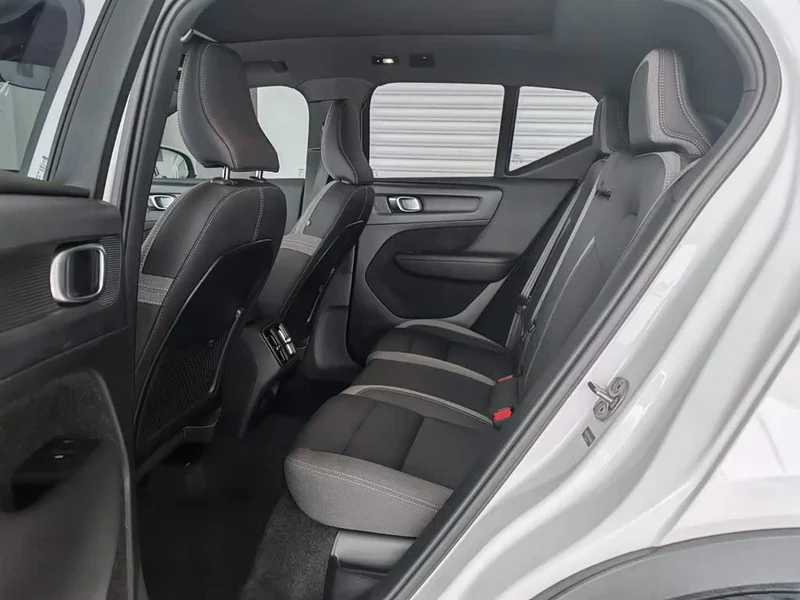 Volvo XC40 — фото 10