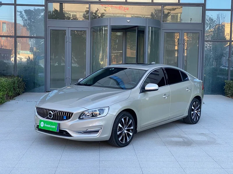 Volvo S60 — фото 1