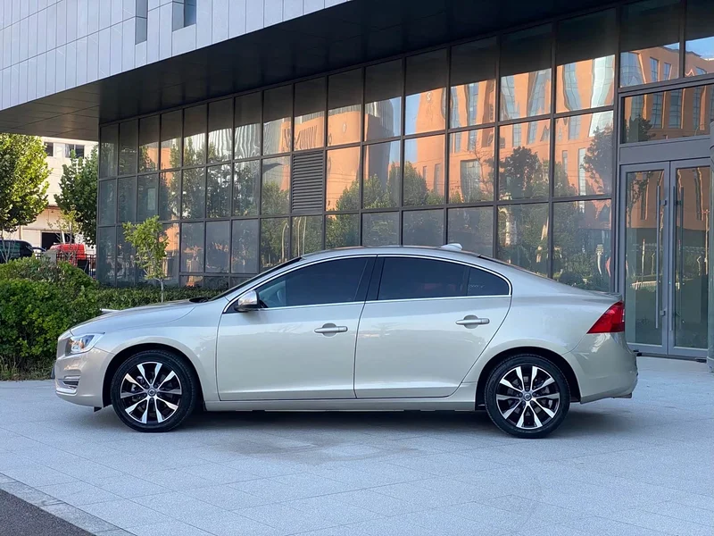 Volvo S60 — фото 10