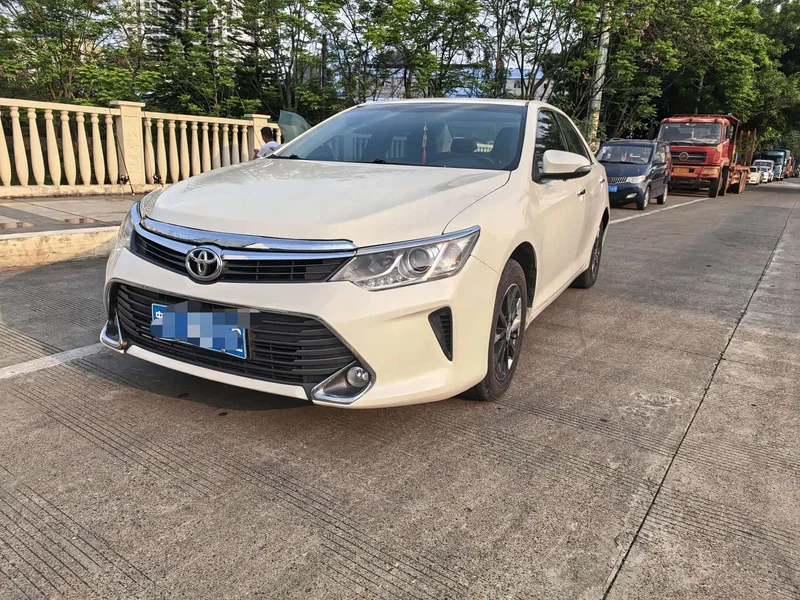 Toyota Camry — фото 1