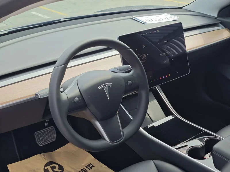 Tesla Model 3 — фото 12