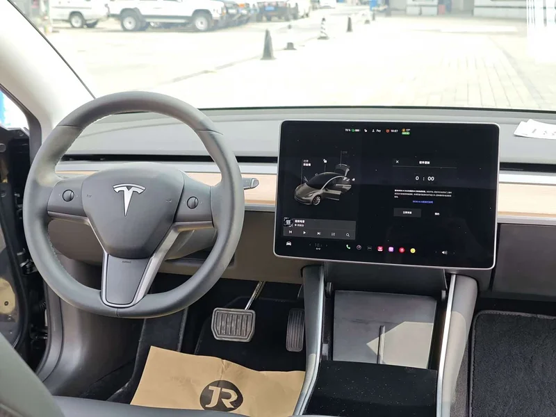 Tesla Model 3 — фото 16