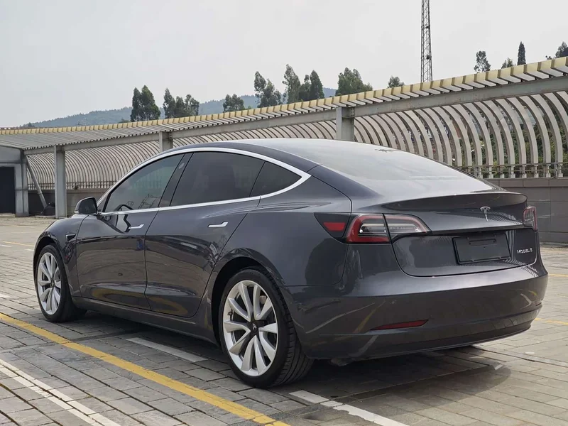 Tesla Model 3 — фото 9