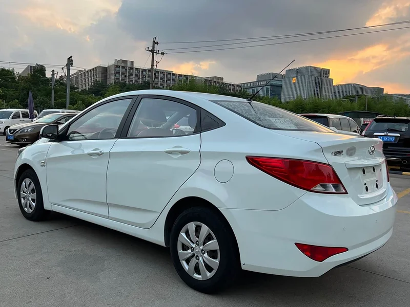 Kia Verna — фото 12