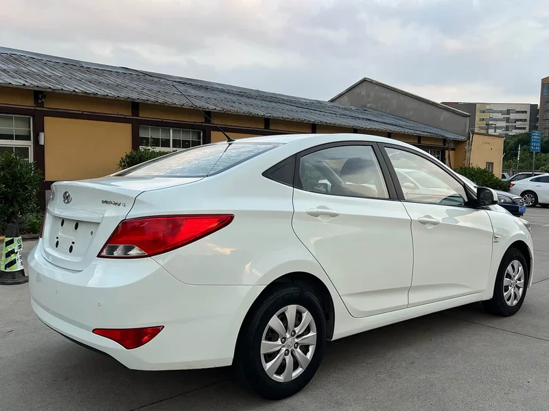 Kia Verna — фото 10