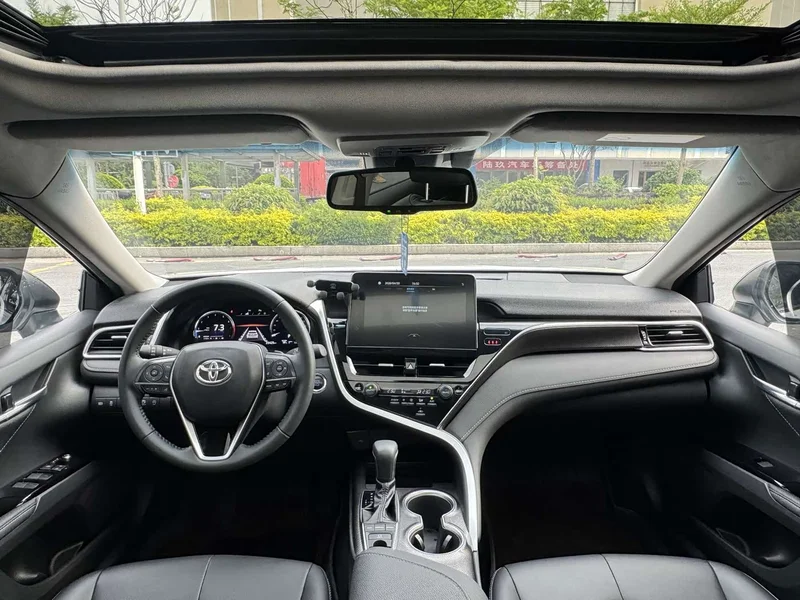 Toyota Camry — фото 5