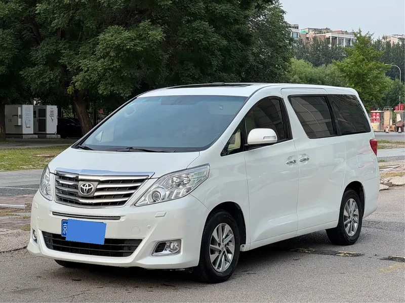Toyota Alphard — фото 1