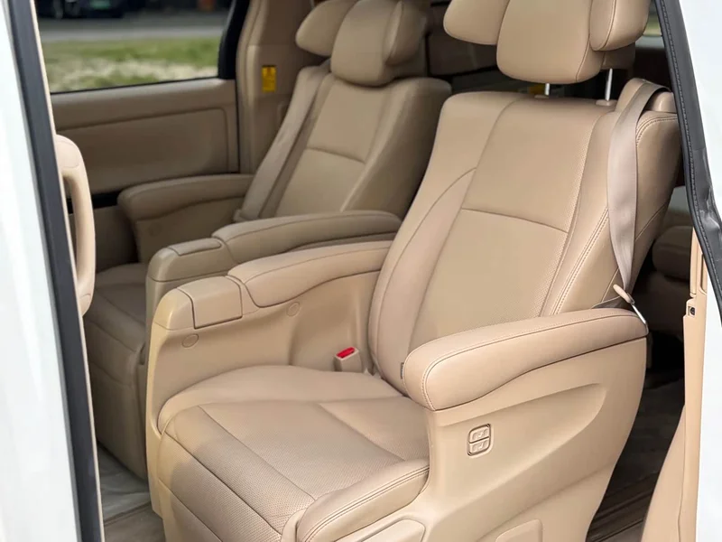 Toyota Alphard — фото 11