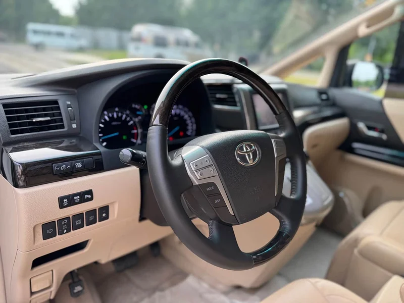 Toyota Alphard — фото 18