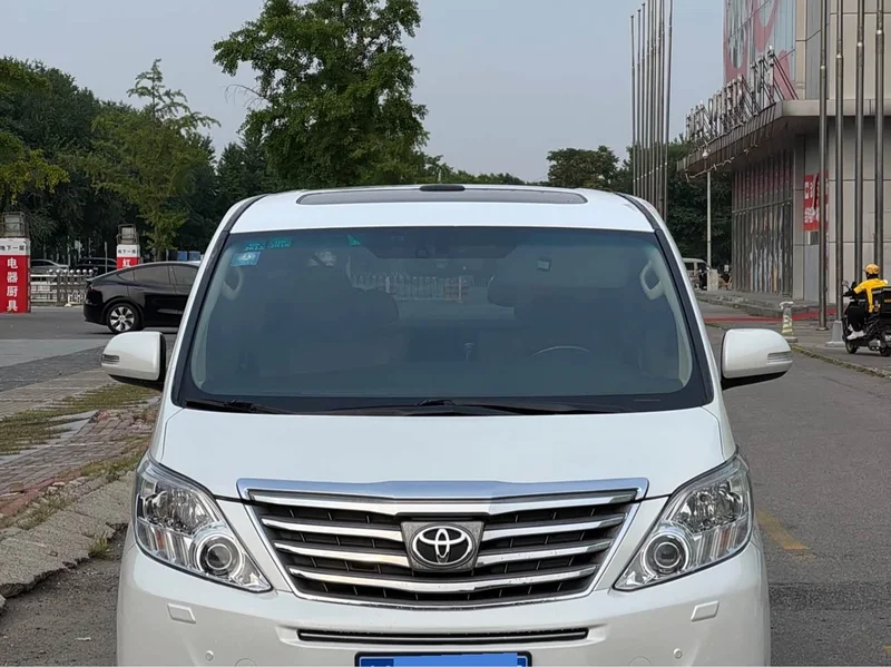 Toyota Alphard — фото 2