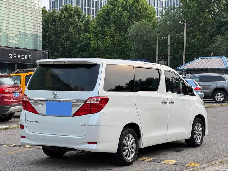 Toyota Alphard — фото 8