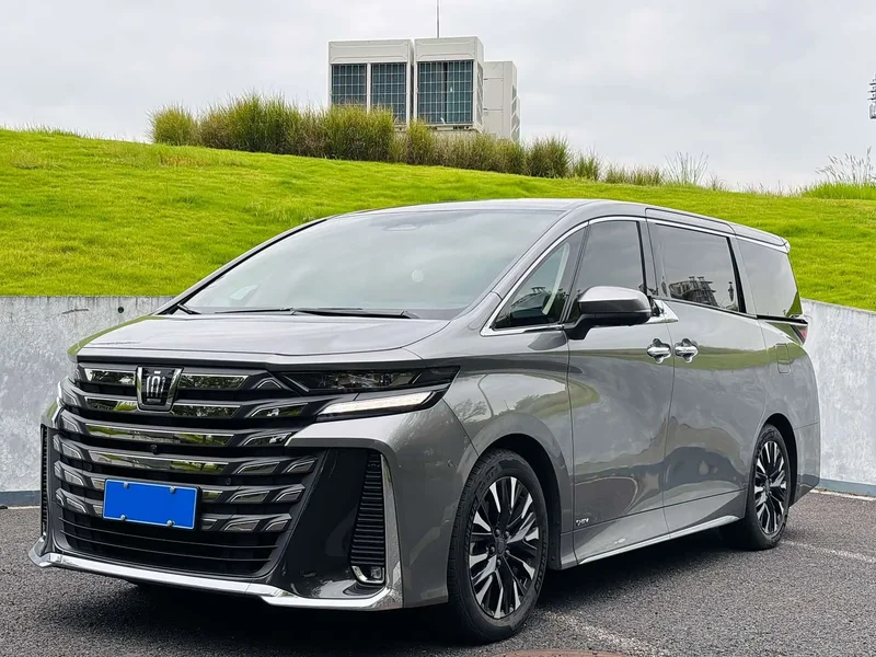 Toyota Vellfire — фото 1
