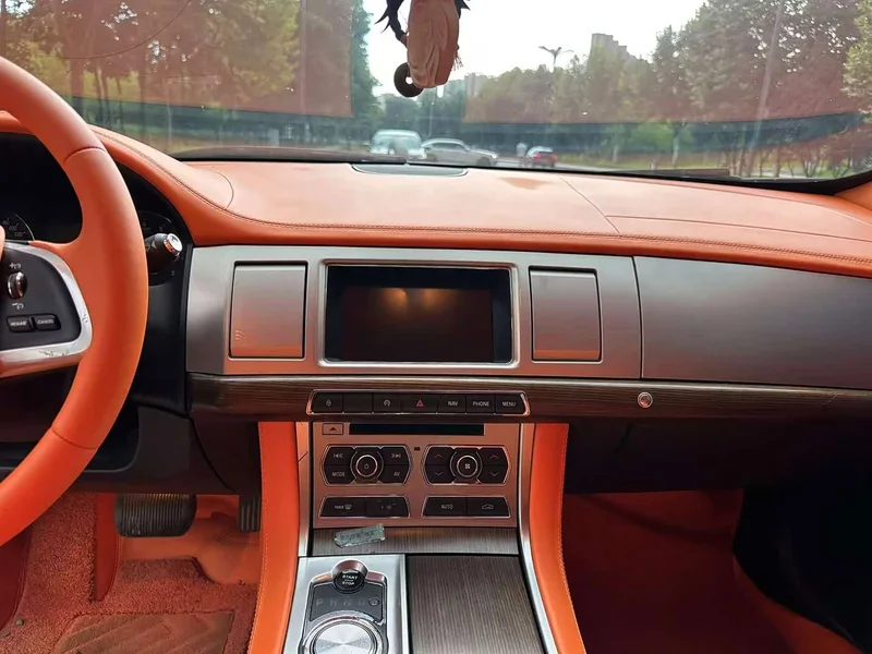 Jaguar XF — фото 11