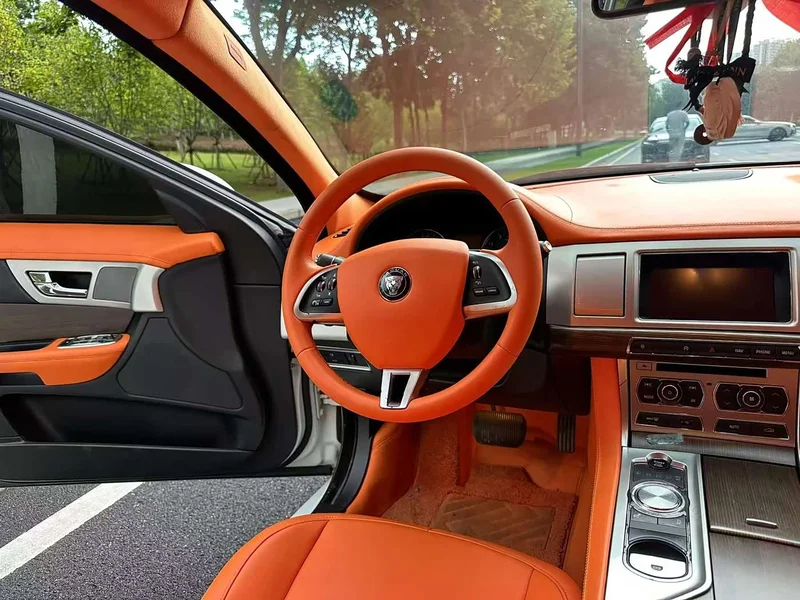Jaguar XF — фото 12