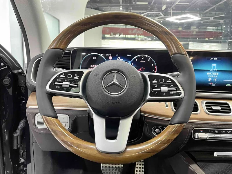 Mercedes-Benz GLS — фото 9