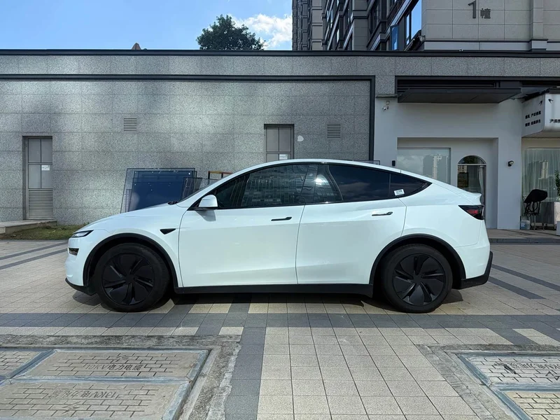 Tesla Model Y — фото 15