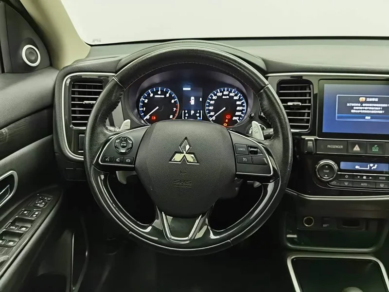 Mitsubishi Outlander — фото 11