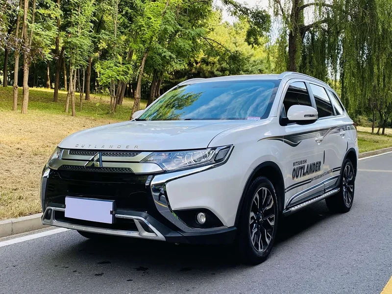 Mitsubishi Outlander — фото 1