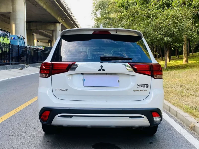 Mitsubishi Outlander — фото 15