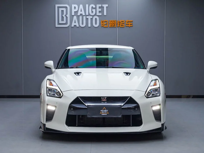Nissan GT-R — фото 1