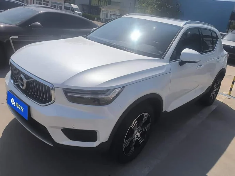 Volvo XC40 — фото 1