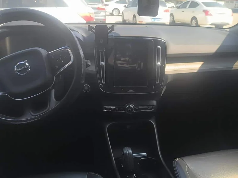 Volvo XC40 — фото 12