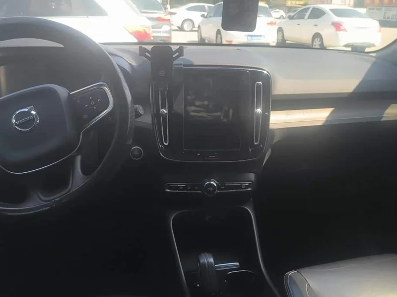 Volvo XC40 — фото 13