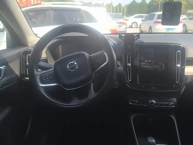 Volvo XC40 — фото 15