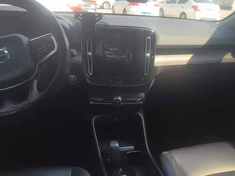 Volvo XC40 — фото 16
