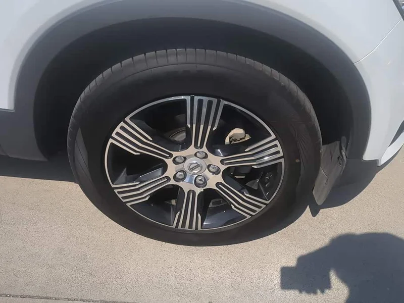 Volvo XC40 — фото 6
