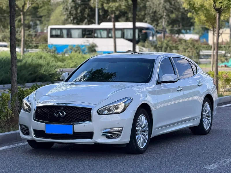 Infiniti Q70
