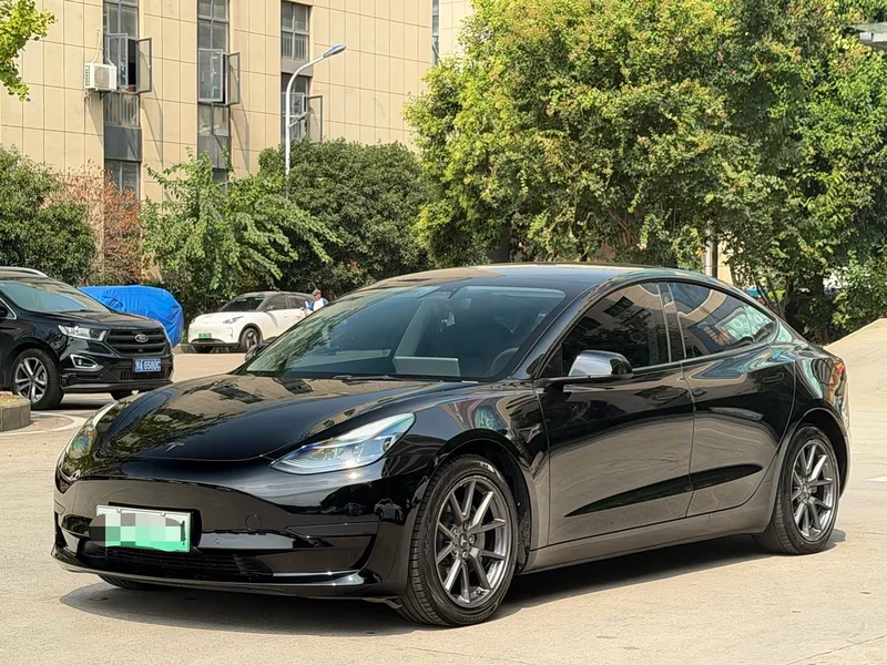 Tesla Model 3 — фото 1