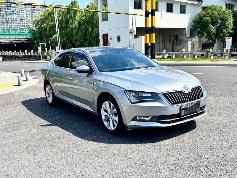 Skoda Superb — фото 1