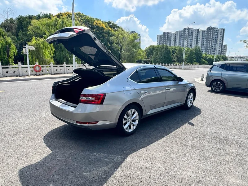 Skoda Superb — фото 13