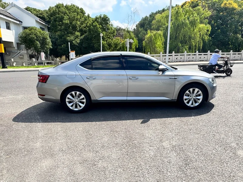 Skoda Superb — фото 14
