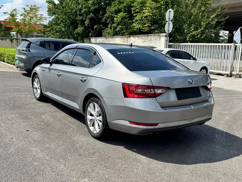 Skoda Superb — фото 15