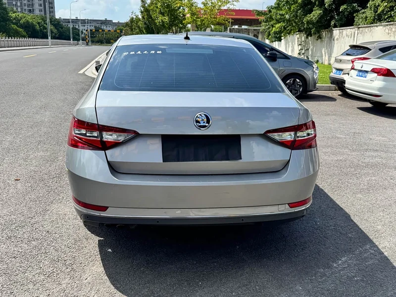 Skoda Superb — фото 16