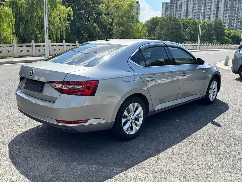 Skoda Superb — фото 17