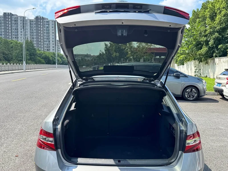 Skoda Superb — фото 10