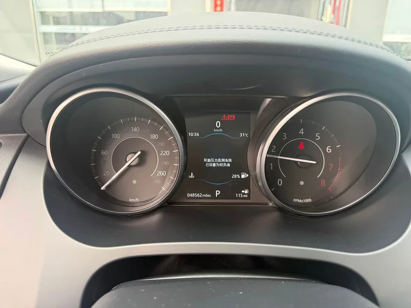 Jaguar E-PACE — фото 11