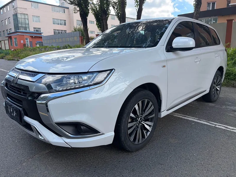 Mitsubishi Outlander — фото 1