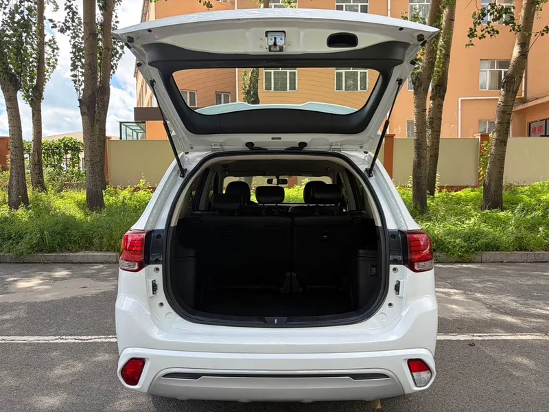 Mitsubishi Outlander — фото 12