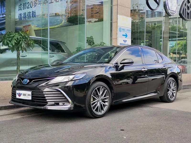 Toyota Camry — фото 1