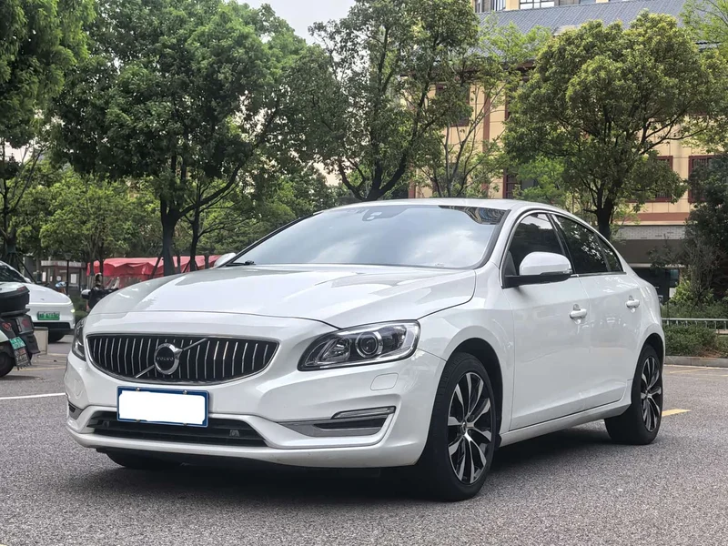 Volvo S60 — фото 1